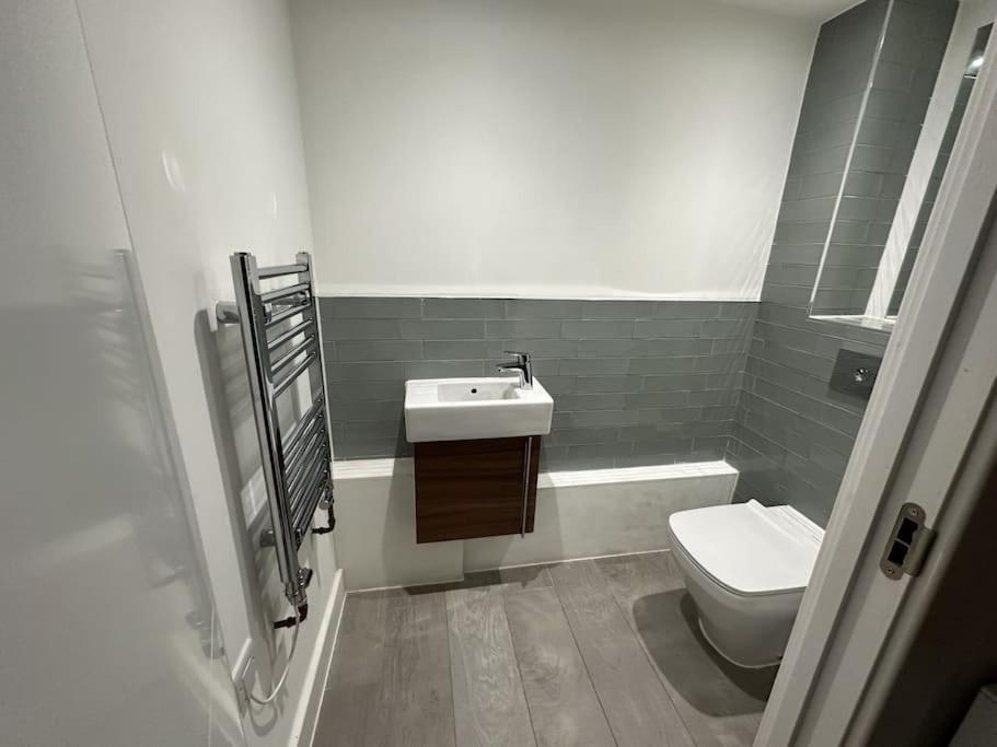 Luxurious 1-Bedroom With Parking เบอร์มิงแฮม ภายนอก รูปภาพ