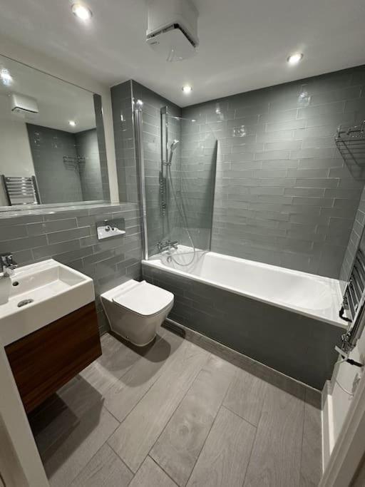 Luxurious 1-Bedroom With Parking เบอร์มิงแฮม ภายนอก รูปภาพ